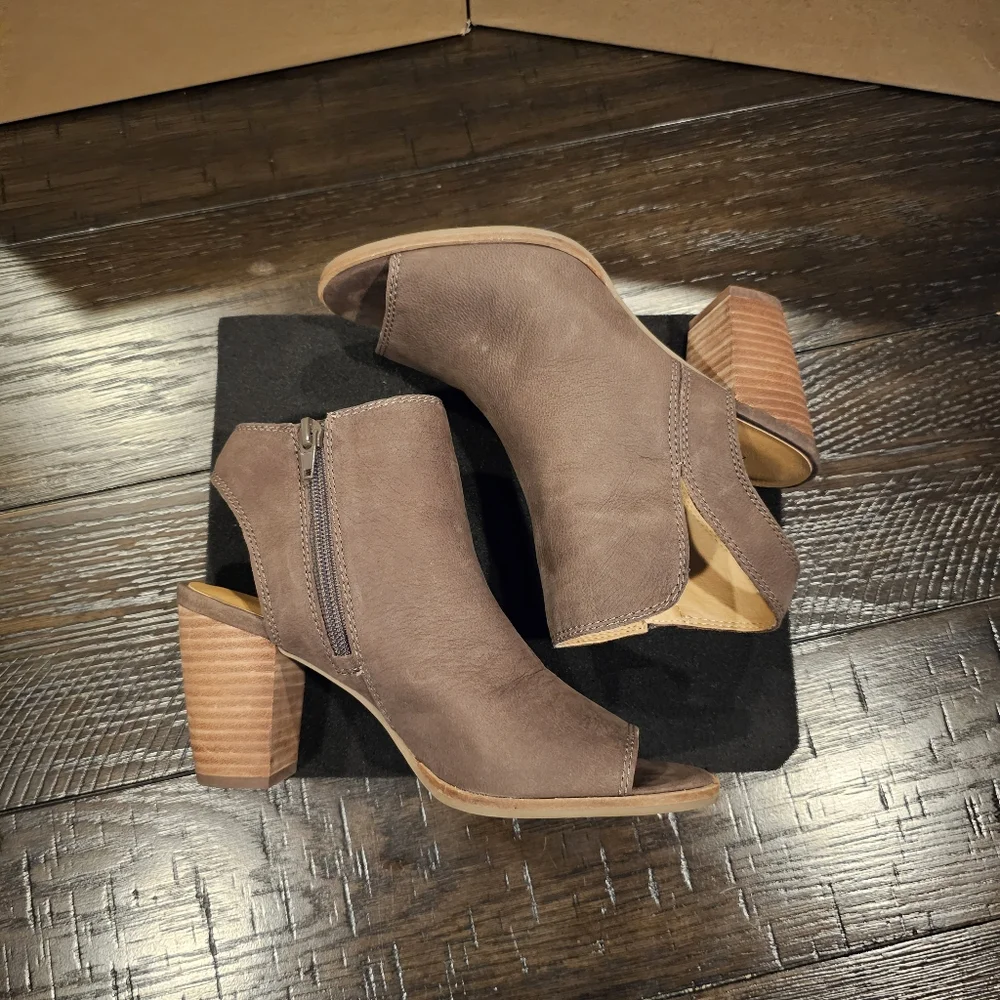 Lucky Brand Heels - Picture 2 of 10